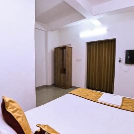 Nirupama,Hotel Aluva 700 Mtr From Aluva Railway Station
