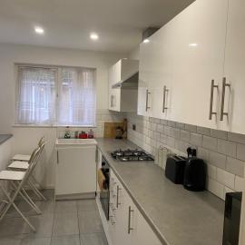 5 Bed House - Sleeps 10 - Pets - Parking - Wifi, hotell Londonis