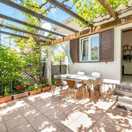 Mediterranes Ferienhaus nur 550 Meter zum Strand mit Grillbereich, privater Terrasse, Parkplatz