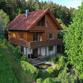 Holz-Ferienhaus Oberbrändi: Kachelofen, Sauna, WLAN, am Wald, hotel a Geroldsweiler