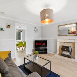 Lovely 3 Bed Detached - Parking