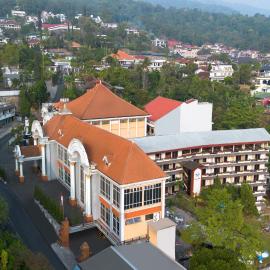 Royal Hotel and Convention Tretes, хотел в Prigen