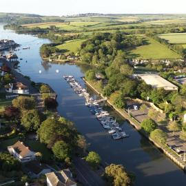 Bright Bungalow Near Town & Estuary with parking, hotel in Kingsbridge
