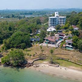 TRIPLET Suite Rayong Seaview Private Beach, hotel in Ban Ko Kok