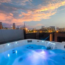 Electric House Rooftop Hot Tub, Walk to Gulch