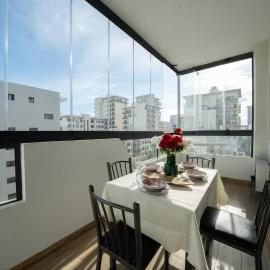 Appartement 2 Chambres à Coté avec Grand Balcon, Piscine, Aire de Jeux pour Enfants et Jardin
