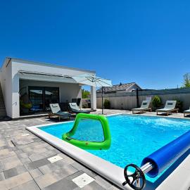 Holiday house Sara with heated pool، فندق في بريفلاكا
