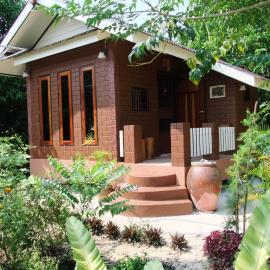บ้านสวนบรรจงอักษร Bansuan Banjong Akkson、ラヨーンのホテル
