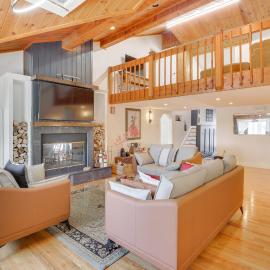 Lake Carmel Access: Waterfront Home w/ Deck!, hotel Carmel városában