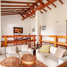 Casa en Cerritos con Piscina y 4 habitaciones, hotel a Pereira