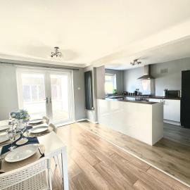 Stunning Open Plan 3 Bed House - Driveway & Garden, Hotel in Litherland
