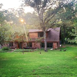 Cozy Route 66 Cabin with Hot Tub in Edmond, OK, Hotel in Edmond