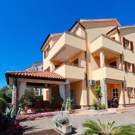 Apartments Omanović, hotel in Čižići