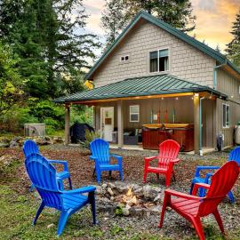 2 Kings, Fire Pit, Gameroom, EV charger, Dogs OK!، فندق في Glacier