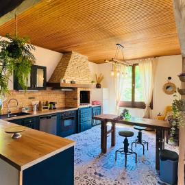 Maison de vacances familiale 3 chambres adultes 1 chambre enfant, hotel in Quillan