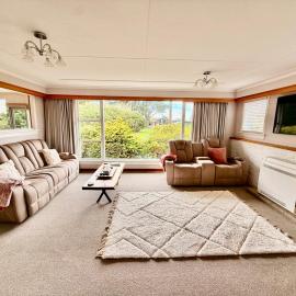 Comfort & Warmth at Stag Lodge Near Queens Park