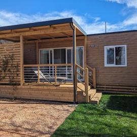 Mobile Home on Lago Maggiore - Direct Beach Access M3, hotelli kohteessa Maccagno Superiore