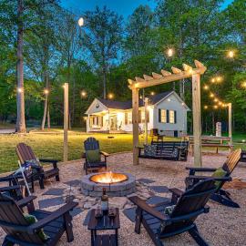 NEW! Shenandoah family & dog friendly cabin - 5 min walk river with private river access, BBQ, playground, fire pit, מלון בשננדואה
