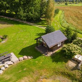 Cozy chalet for nature lovers, hotel a Ķevele