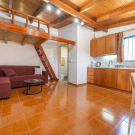 Charming Loft with Lovely Yard, מלון בGázion