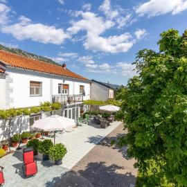 Gorgeous Home In Drivenik, hotel u gradu Drivenik