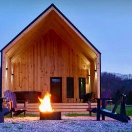 River's Edge at Three Suns Cabins، فندق في Stanton