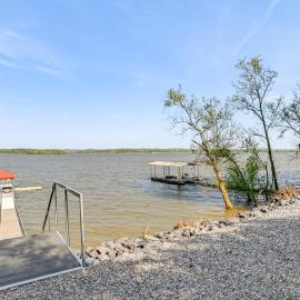 Game Room & Screened Porch: Kentucky Lake Retreat!, hotel in New Concord