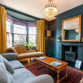 Opulent Georgian townhouse overlooking Spencer Square, hotel a Kent