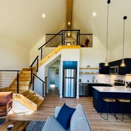 Perfect Perch at Three Suns Cabins، فندق في Stanton
