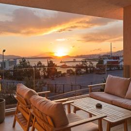 Sea View Garden Suites, hotel u gradu 'Pirej'