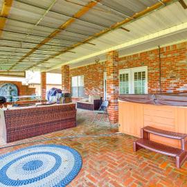 Home w/ Large Yard + Pond On-Site: 15 Mi to Biloxi, hotel Gautierben
