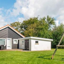House in Skovmose close to the water, hotel in Skovbyballe
