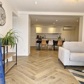 Le Zénith - Entièrement Climatisé - 3 chambres, 3 salle de bain - 8 pers max - Local à vélos - Réservation à la chambre possible, hotell sihtkohas Lagnieu