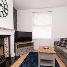 Modern 3 Bedroom Home in Central Rugby w Parking, hotel a Rugby