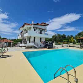 Villa ChrysPa Attica, hotel u gradu Dhílesi
