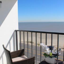 Beachfront Condo with Pool a Summer Escape for 6, hotel in Galveston