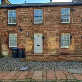 2 Hares Den, hotel in Annan