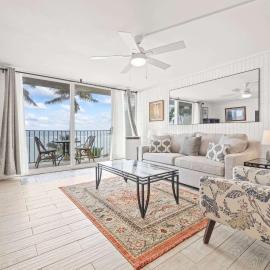 Amazing 7th floor Beachfront Condo, hotel v destinaci Hauula