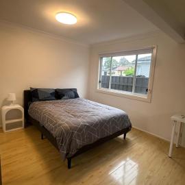 Comfortable and Spacious Queen Room - SW2, hotel in Wentworthville
