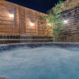 London Putney High St - hot tub, rooftop & cinema