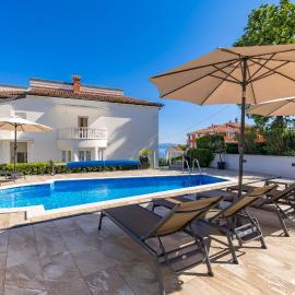Villa Garden Apartment with Pool Opatija, hotel em Opatija