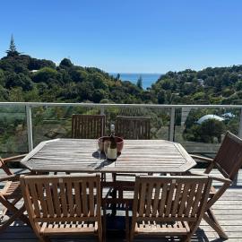 Palm Breeze 2 Bedroom Seaview 95m Apartment-Traveller Award Winner 2026, Hotel in Waiheke Island