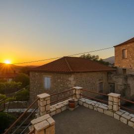 Authenticity of Living in Mani for nature lovers، فندق في Orovás