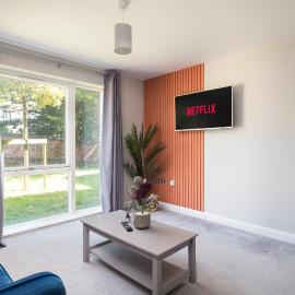 Perfect for Silverstone - Stylish 2BR - Free Parking, hotel sa Buckingham