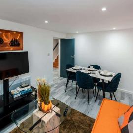 Sale 2-Bedroom Apt Sleeps 5 with Free Parking, hotel in Sale