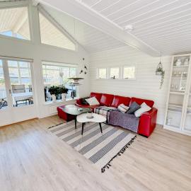 Close to the Beach, Large Garden with 2 Patios & BBQ