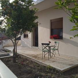 The House with the Terrace &The Garden, hotel v destinácii Kalamoti