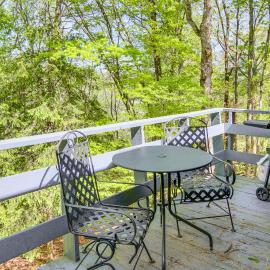 1 Mi to Pisgah Nat’l Forest: Wooded Haven w/ Deck, хотел в Pisgah Forest