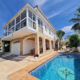 Charming Catalan Villa with Pool & Views, hotel u gradu 'Cunit'
