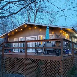 COZY COTTAGE Spacious 4Bdrm 2Bth, Hot Tub, Game Movie Room, Close to camelback skiing, Sauna Firepit, Arcades, Backyard Playground, 2 Min Walk To Pool, Lake, Beach, Basketball, hotel din Tobyhanna